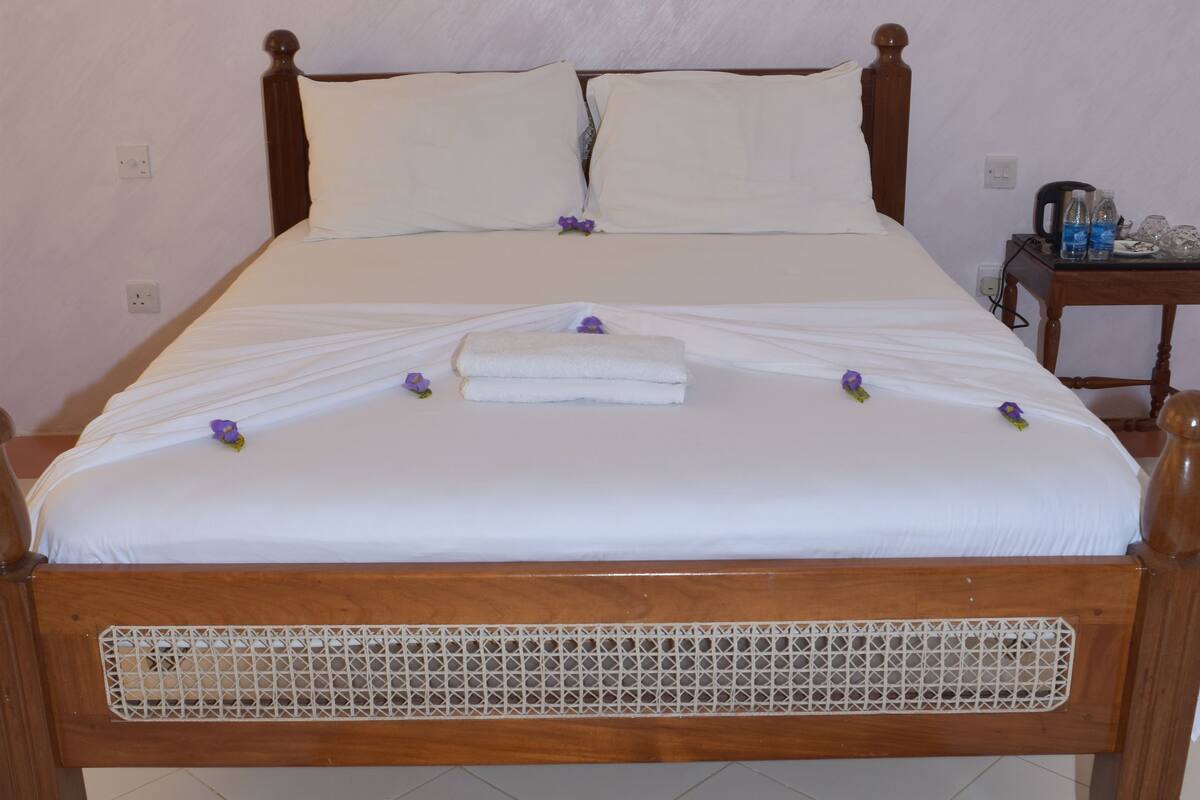 basic double room, private bathroom, garden area | minibar, in-room safe, desk, free wifi