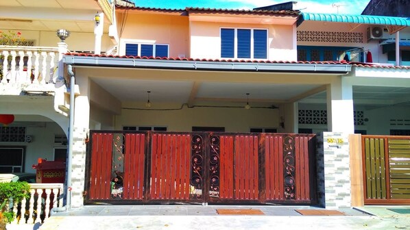 Vista frontal de la propiedad
