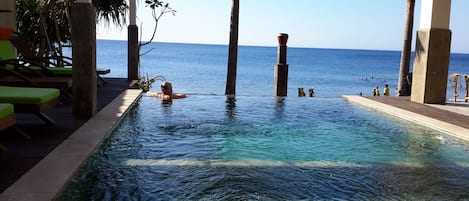 Piscina all'aperto, con ingresso dalle 07:00 alle 21:00, lettini