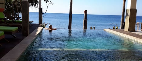 Piscine extérieure, chaises longues