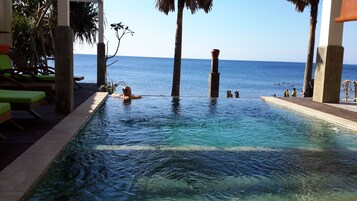 Piscina externa, funciona das 7h às 21h, espreguiçadeiras