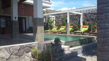 Piscine extérieure, chaises longues