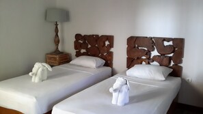 Corner Twin Room | Ropa de cama de alta calidad, caja fuerte, mobiliario individual