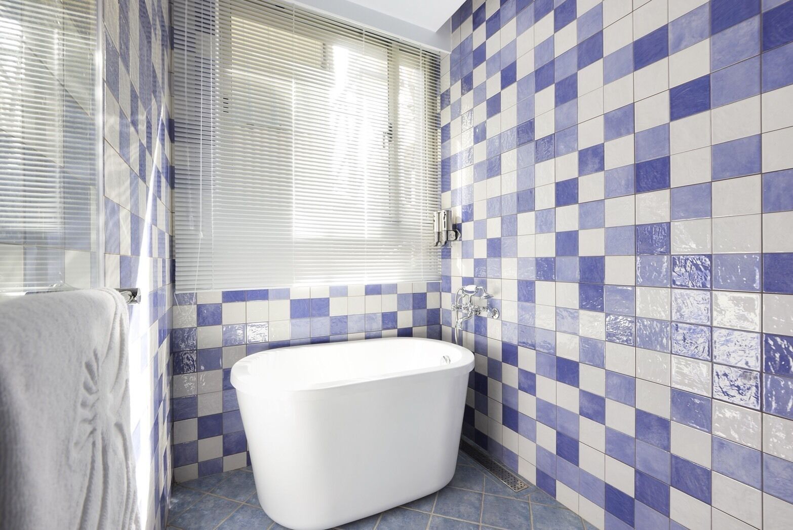 superior quadruple room, bathtub | deep-soaking bathtub