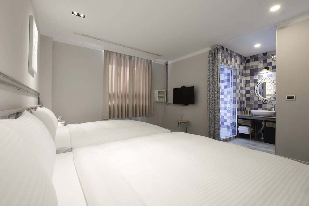 Superior Quadruple Room, Bathtub | In-room safe, individually decorated, blackout drapes, free WiFi