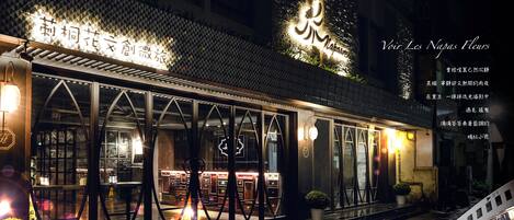 Voorkant accommodatie - avond/nacht