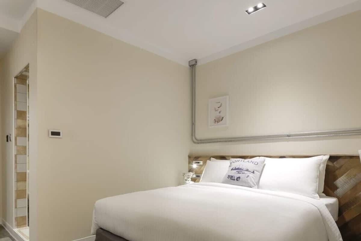 Superior Double Room, Bathtub | In-room safe, individually decorated, blackout drapes, free WiFi
