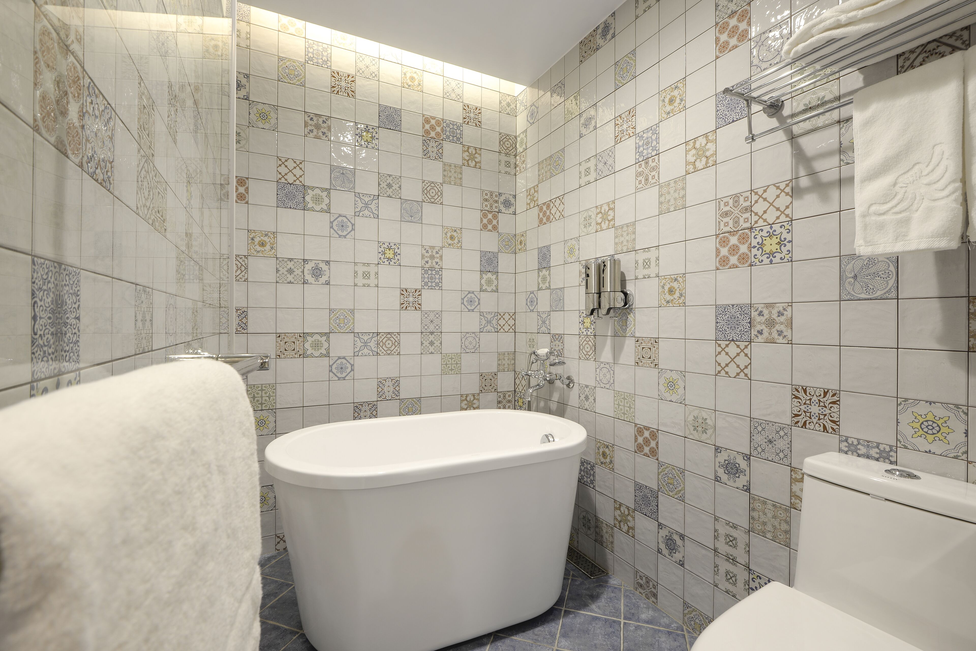 superior double room, bathtub | deep-soaking bathtub