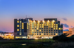 Front of property – evening/night - Brown Suites Jeju Hotel & Resort (Seogwipo)