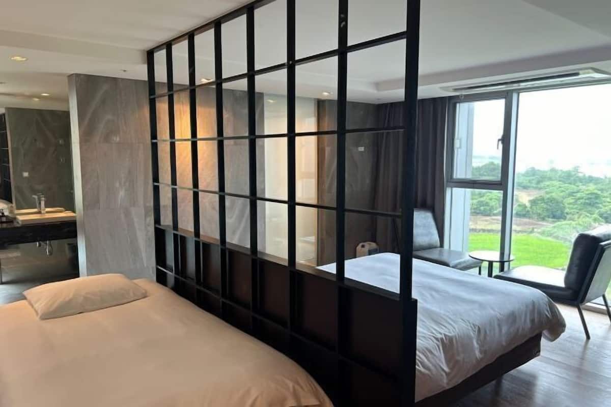 2 bedrooms, soundproofing, free WiFi, bed sheets