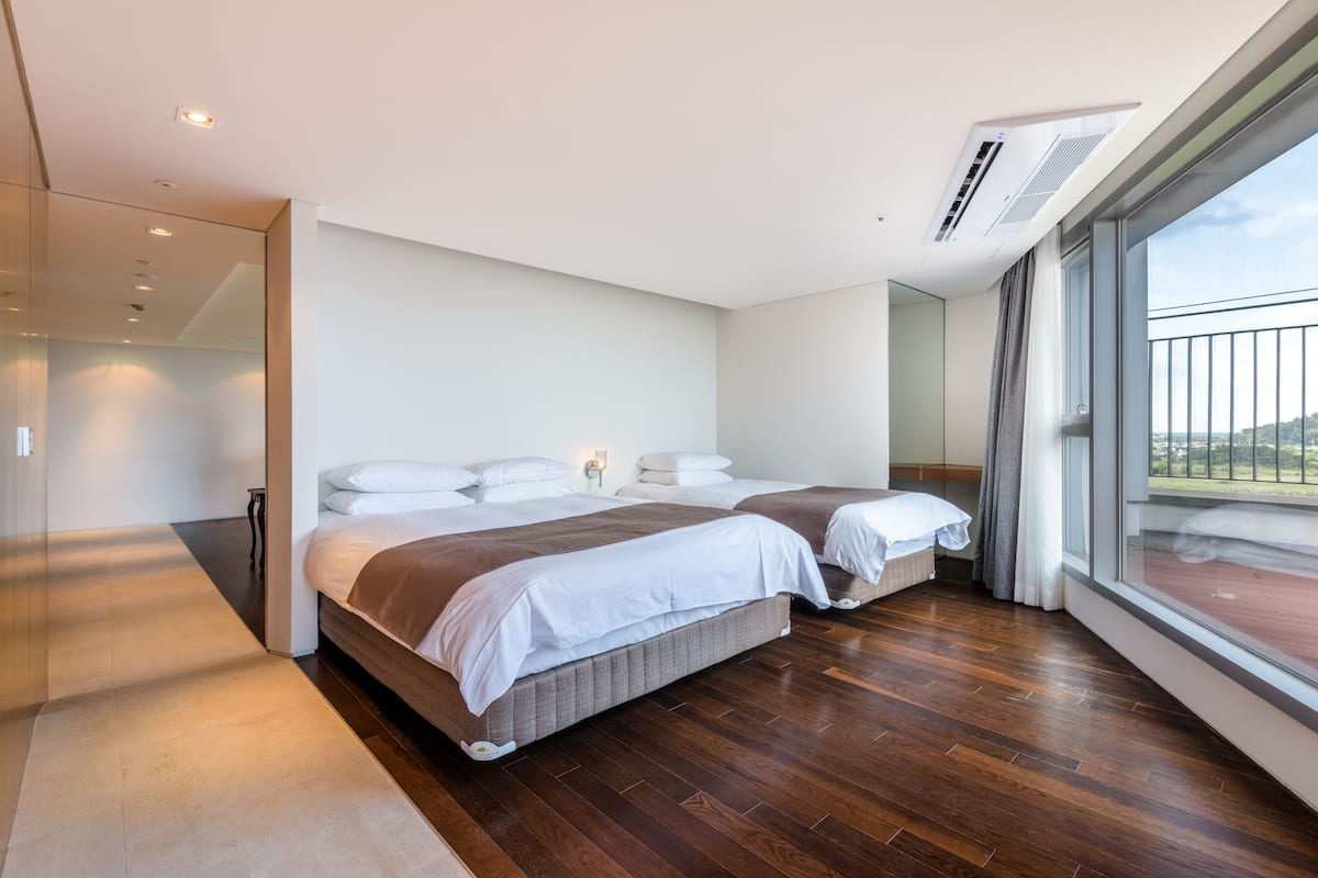 Family Penthouse | 2 bedrooms, soundproofing, free WiFi, bed sheets