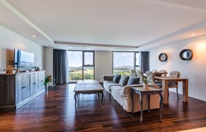 Penthouse Familial | Coin séjour | Télévision à écran plat de 47 pouces avec chaînes par câble, télévision