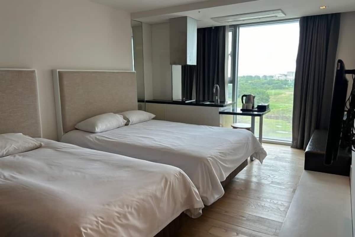 2 bedrooms, soundproofing, free WiFi, bed sheets