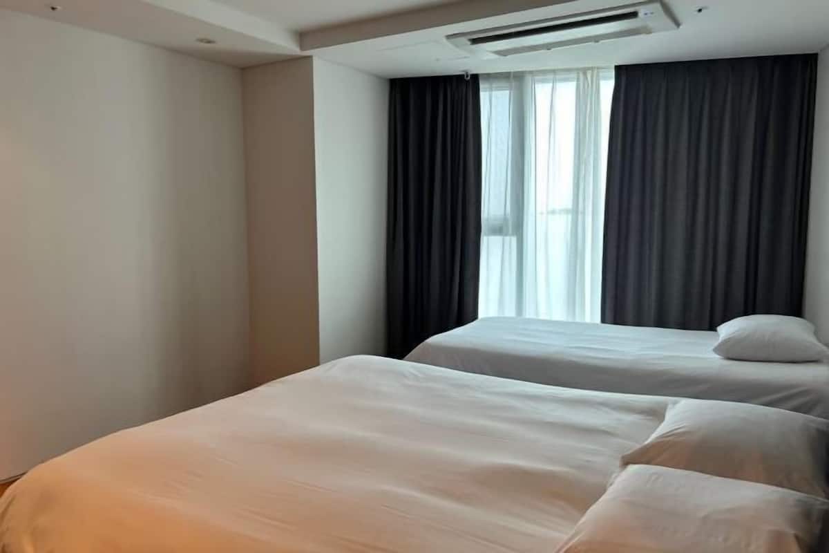 2 bedrooms, soundproofing, free WiFi, bed sheets