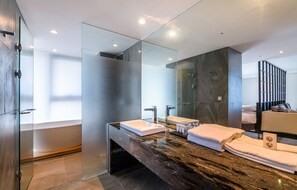 Suite familiare (Not allowed to cook) | Bagno | Asciugacapelli, pantofole, asciugamani