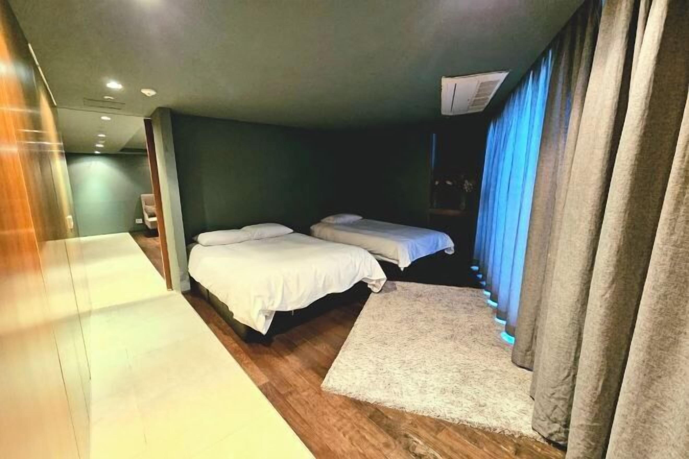 Soundproofing, free WiFi, bed sheets