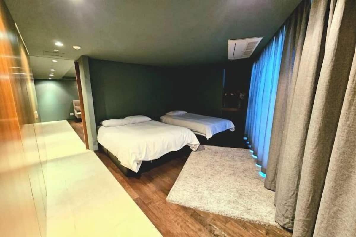 2 bedrooms, soundproofing, free WiFi, bed sheets