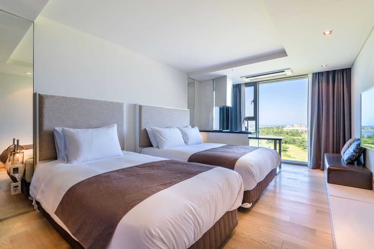 2 bedrooms, soundproofing, free WiFi, bed sheets
