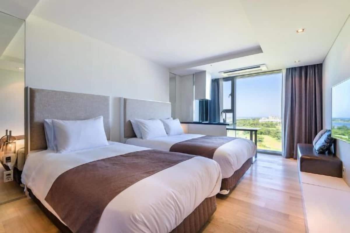 2 bedrooms, soundproofing, free WiFi, bed sheets