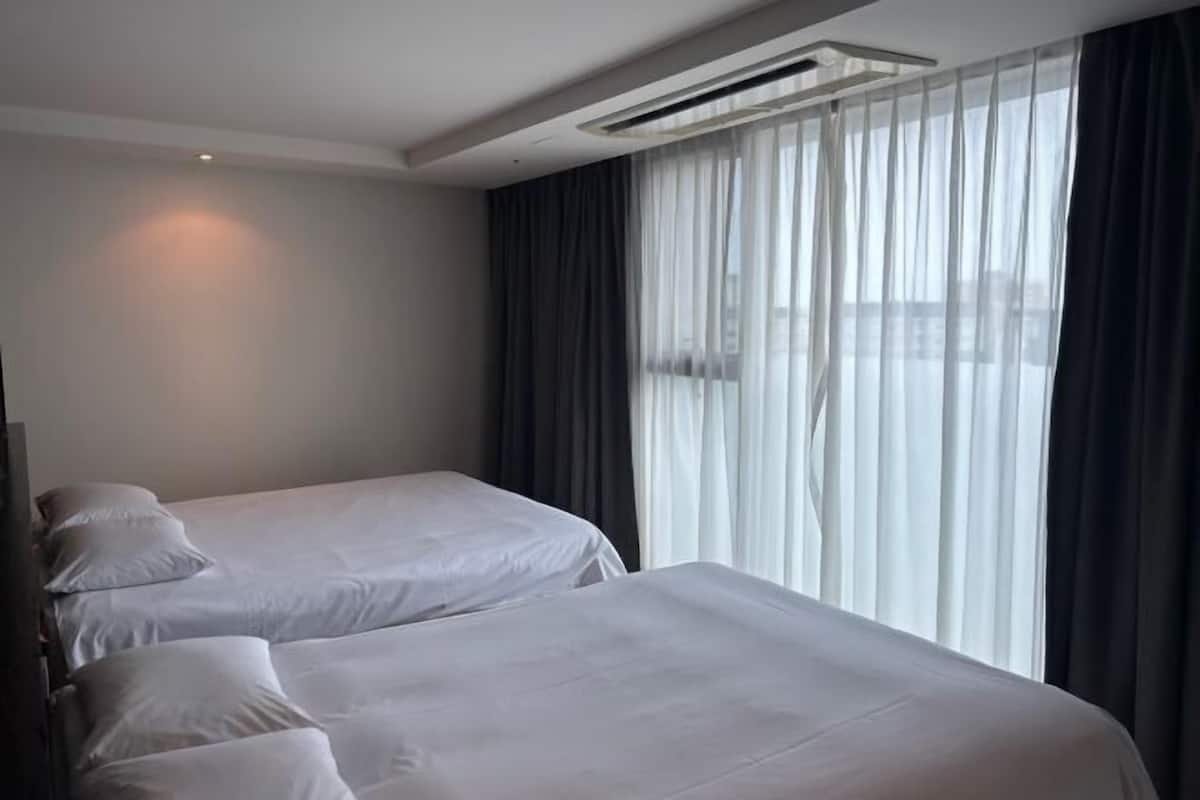 2 bedrooms, soundproofing, free WiFi, bed sheets