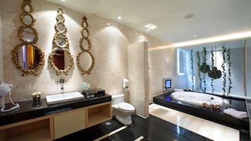 Habitación doble Deluxe | Baño | Tina y regadera independientes y tina de hidromasaje