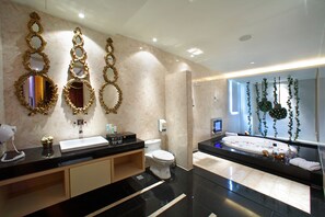 Deluxe Double Room (Check-in after 22:00) | Bathroom | Separate tub and shower, jetted tub, hair dryer, slippers