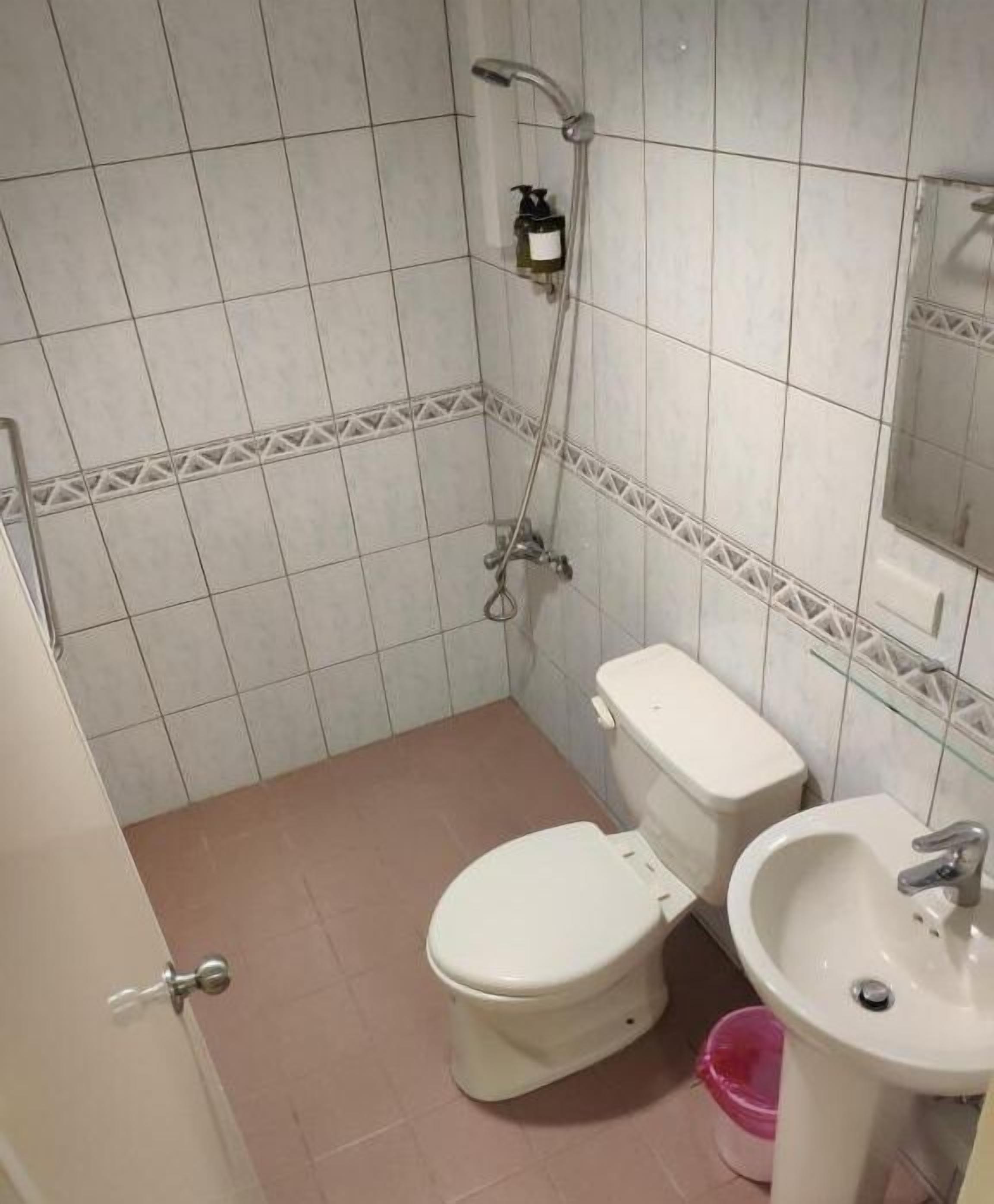 shower, free toiletries, hair dryer, slippers