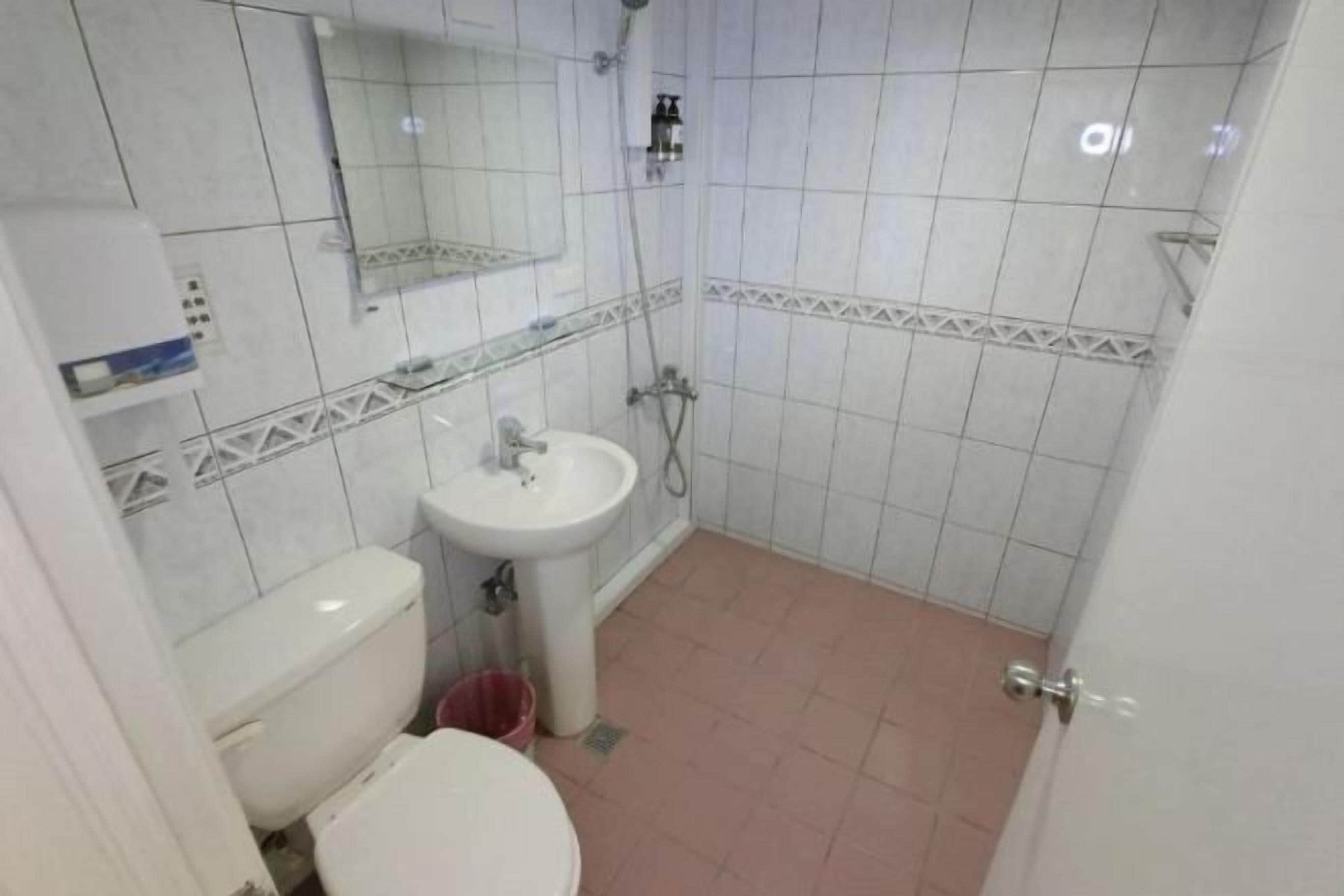 Ducha, artículos de tocador gratuitos, secador de pelo, pantuflas