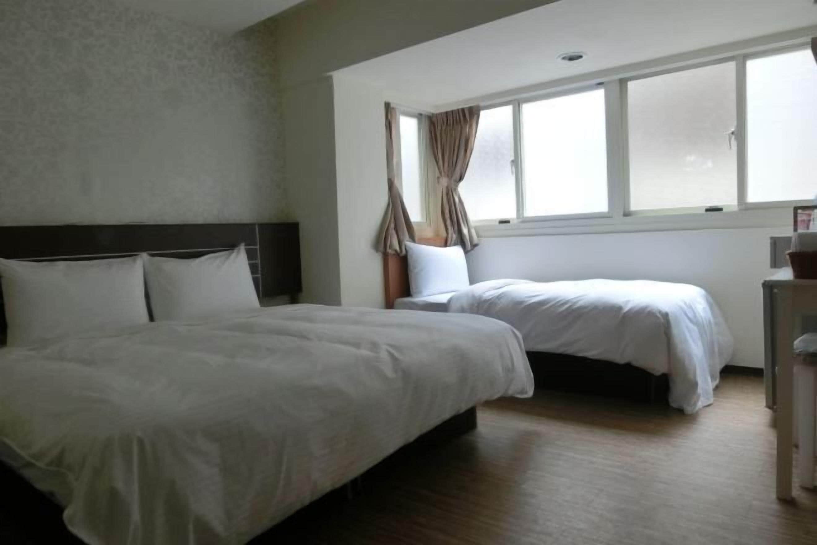 Minibar, cortinas blackout, sistema de insonorización y wifi gratis 