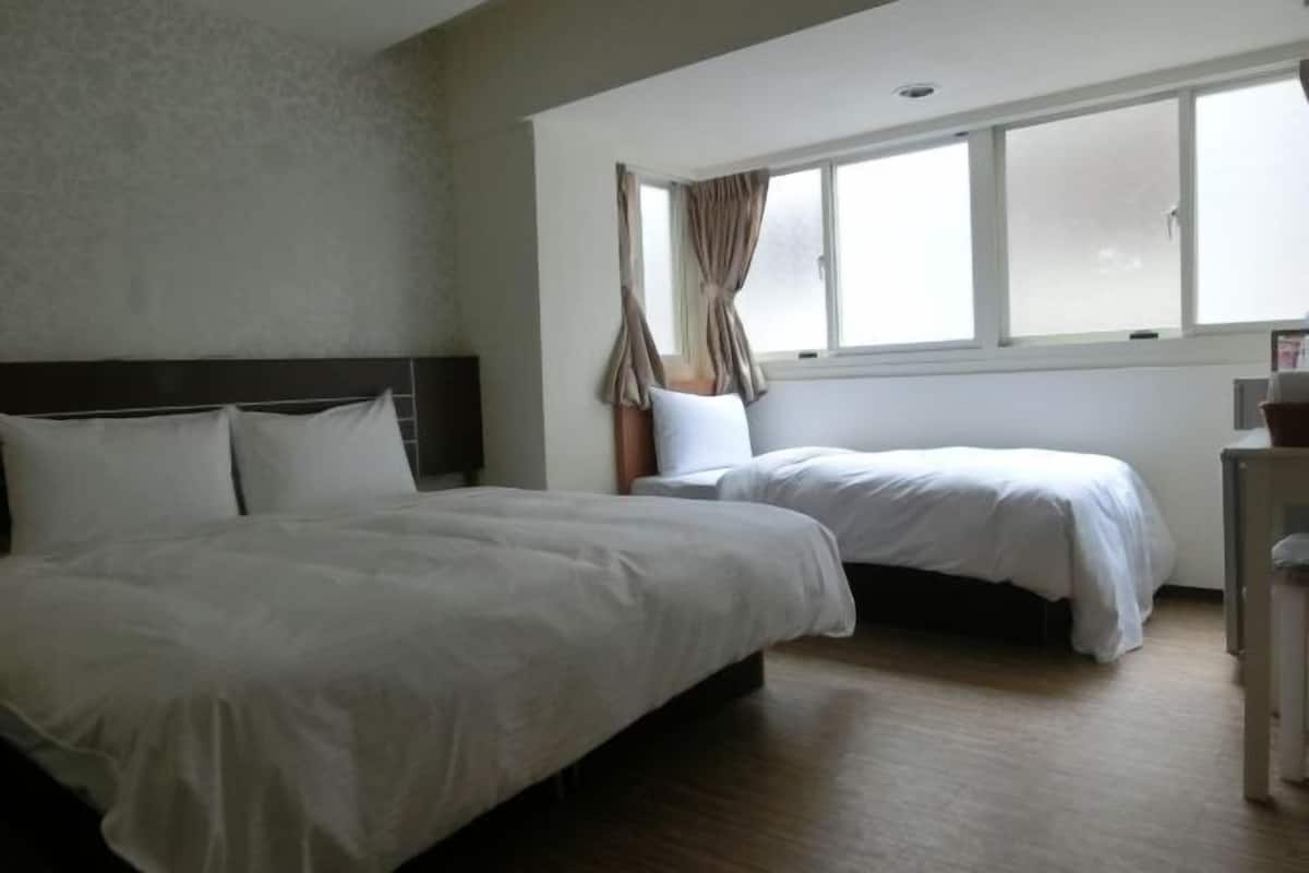 Minibar, blackout drapes, soundproofing, free WiFi