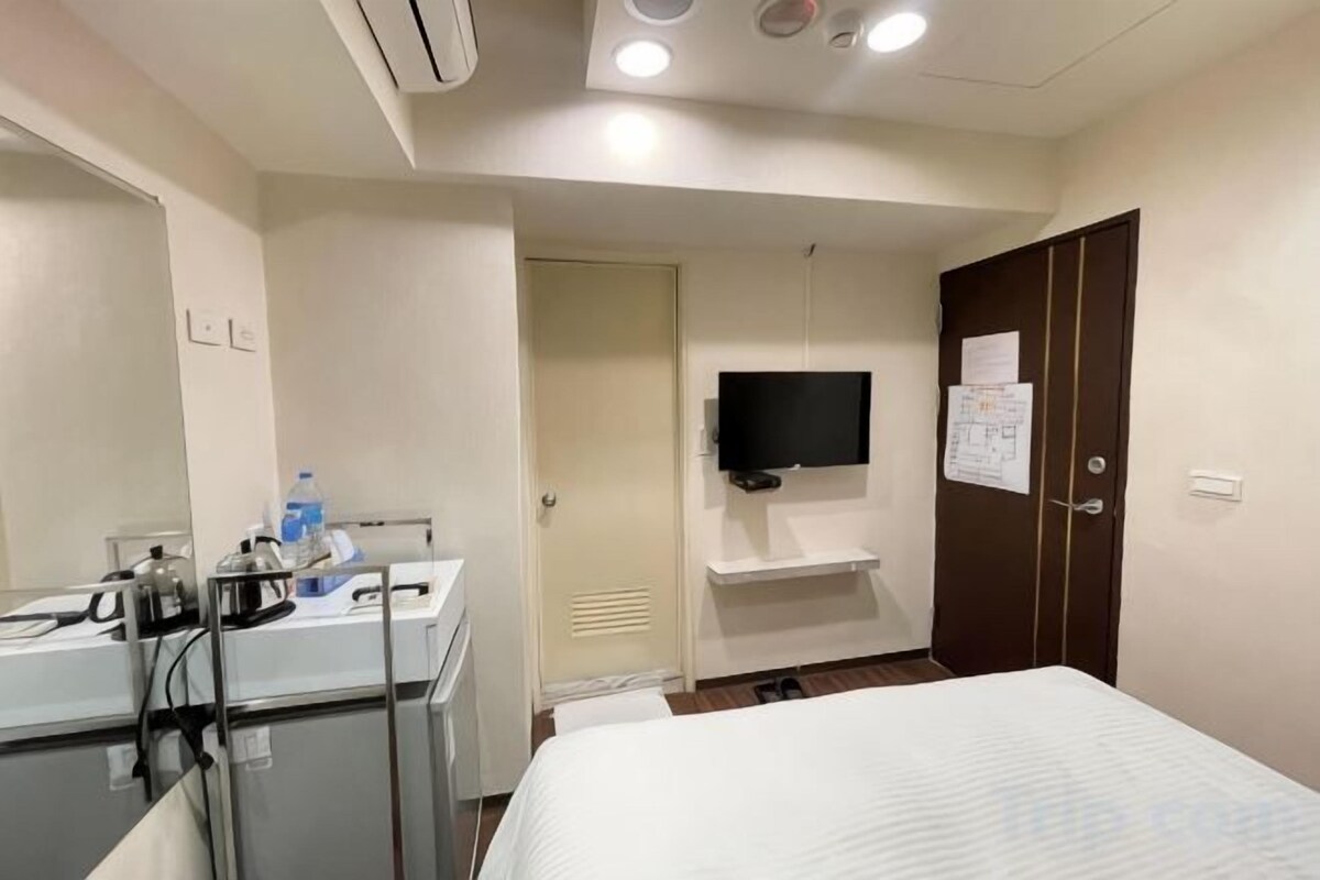 Minibar, blackout curtains, soundproofing, free WiFi