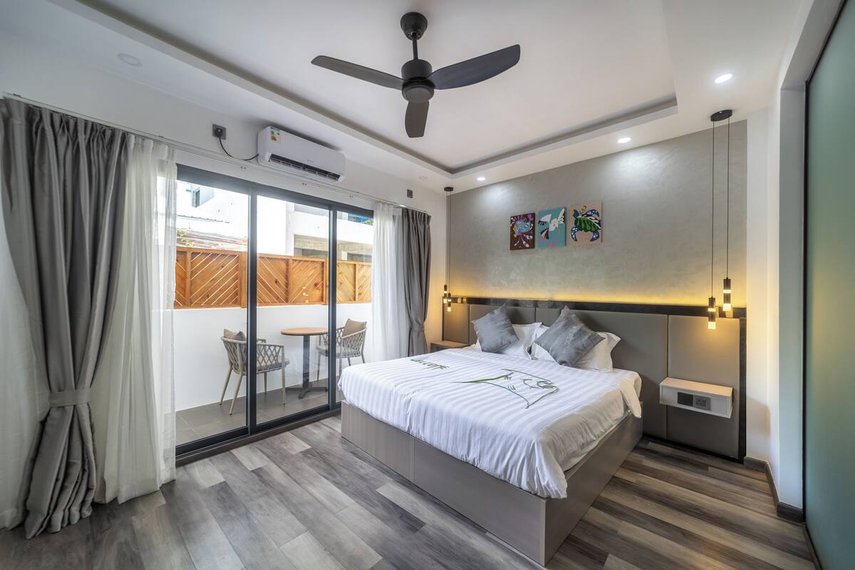 Desk, rollaway beds, free WiFi