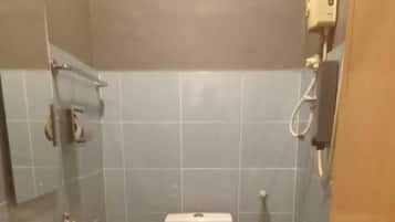 Ducha, bidet, toallas