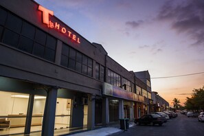 Fachada de la propiedad por la tarde o noche