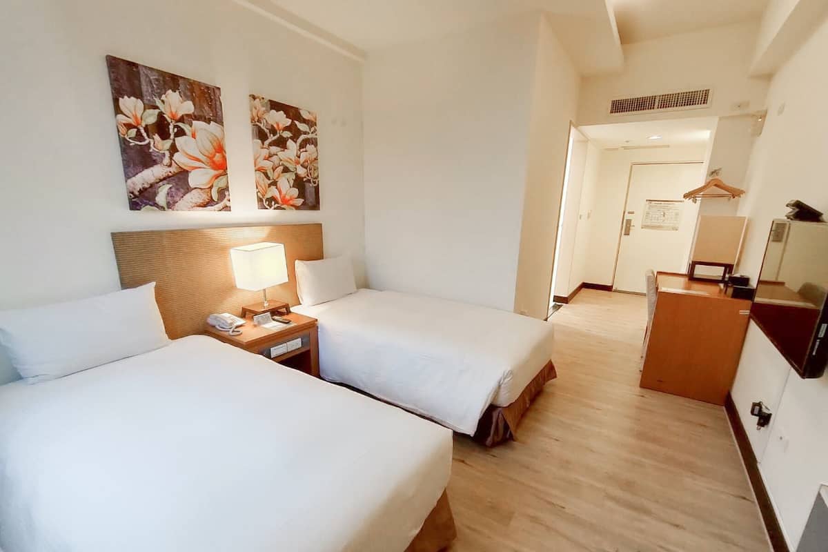 Standard-Zweibettzimmer, barrierefrei | 1 Schlafzimmer, Schreibtisch, laptopgeeigneter Arbeitsplatz