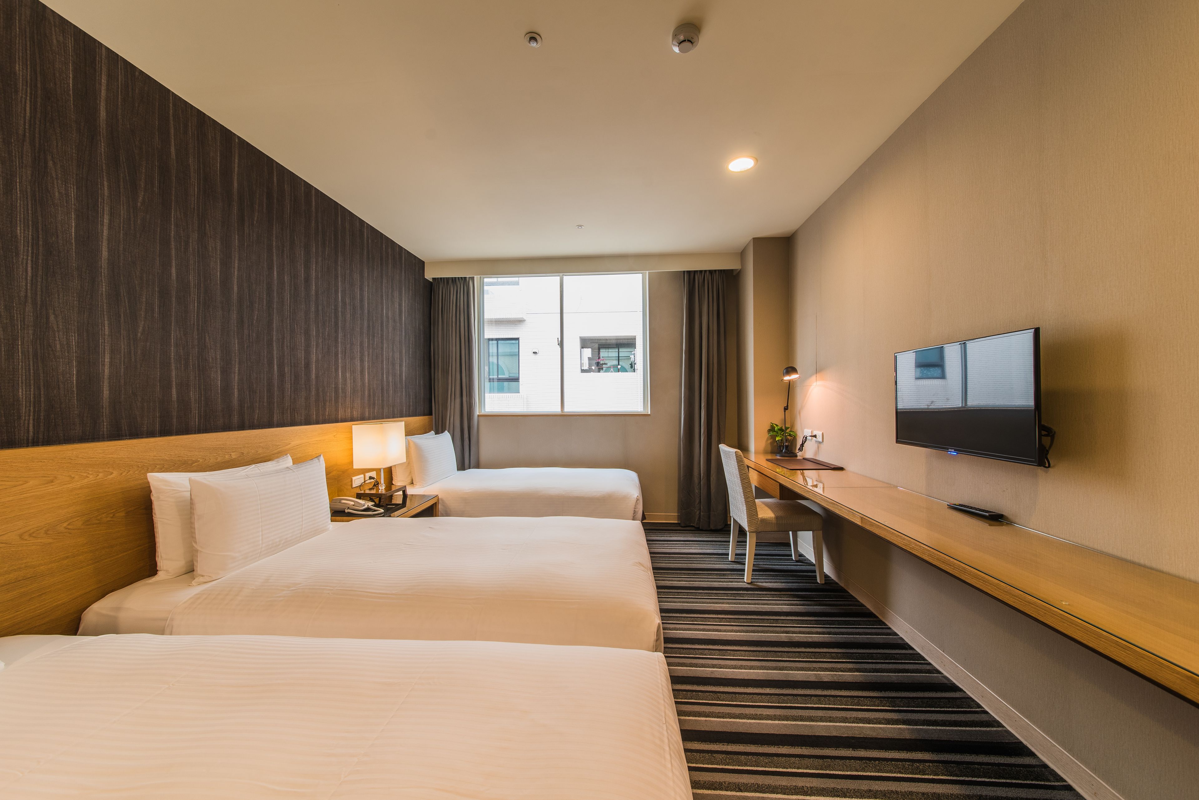 deluxe triple room | 1 bedroom, desk, laptop workspace, soundproofing