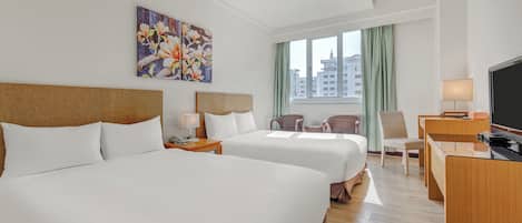 Habitación Deluxe con 2 camas individuales | Escritorio, espacio para trabajar con laptop y insonorización