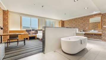 Suite Deluxe | Una scrivania, postazione laptop, insonorizzazione, Wi-Fi gratuito