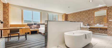 Deluxe Suite | Desk, laptop workspace, soundproofing, free WiFi