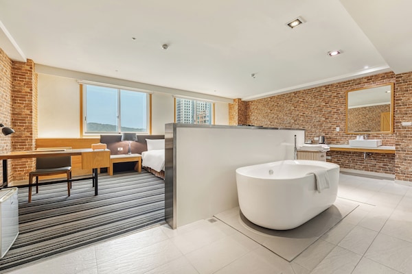 Deluxe Suite | Desk, laptop workspace, soundproofing, free WiFi