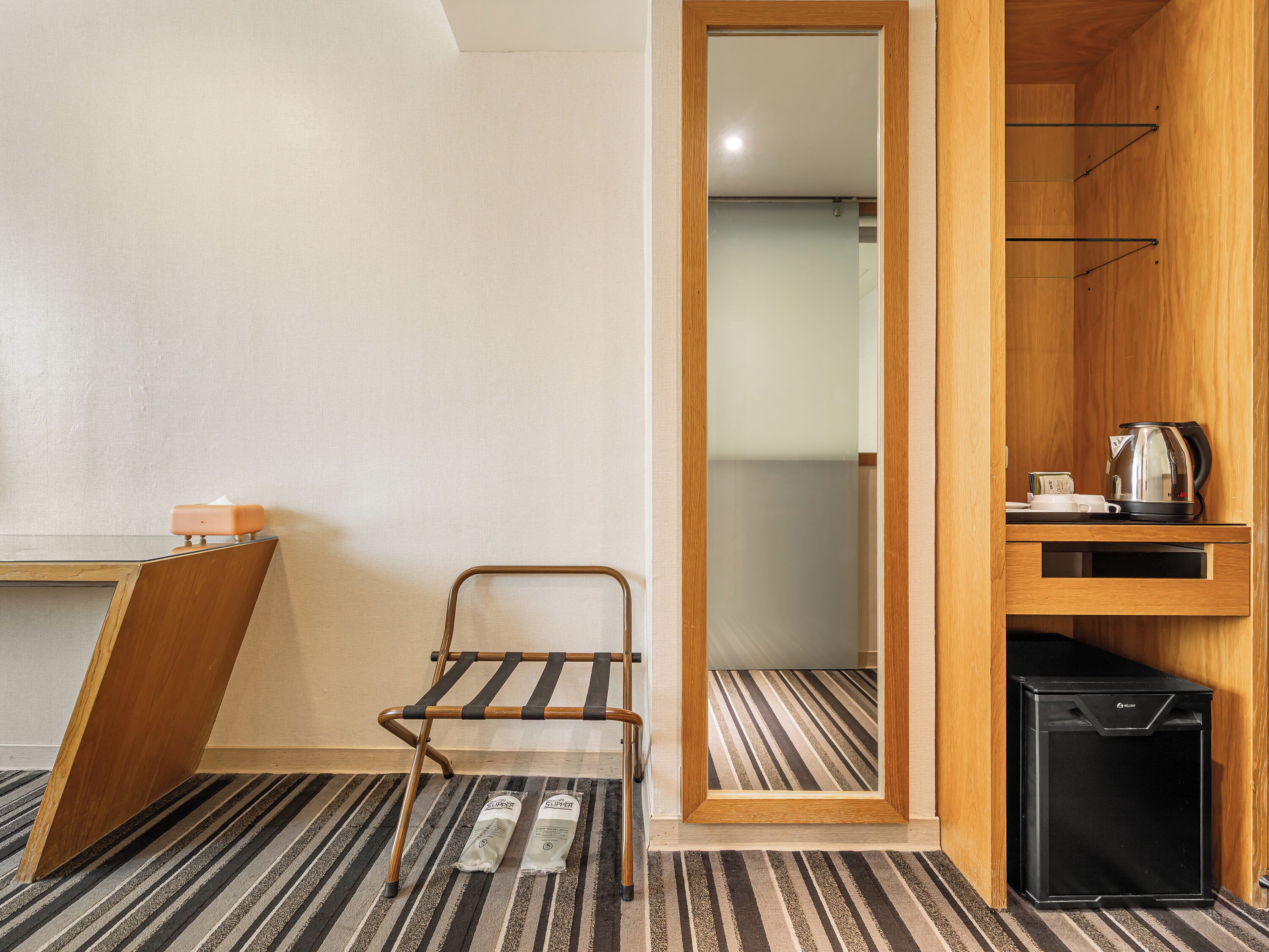 Desk, laptop workspace, soundproofing, free WiFi