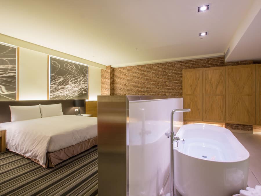 Design Double Room, 1 Queen Bed | Desk, laptop workspace, soundproofing, free WiFi