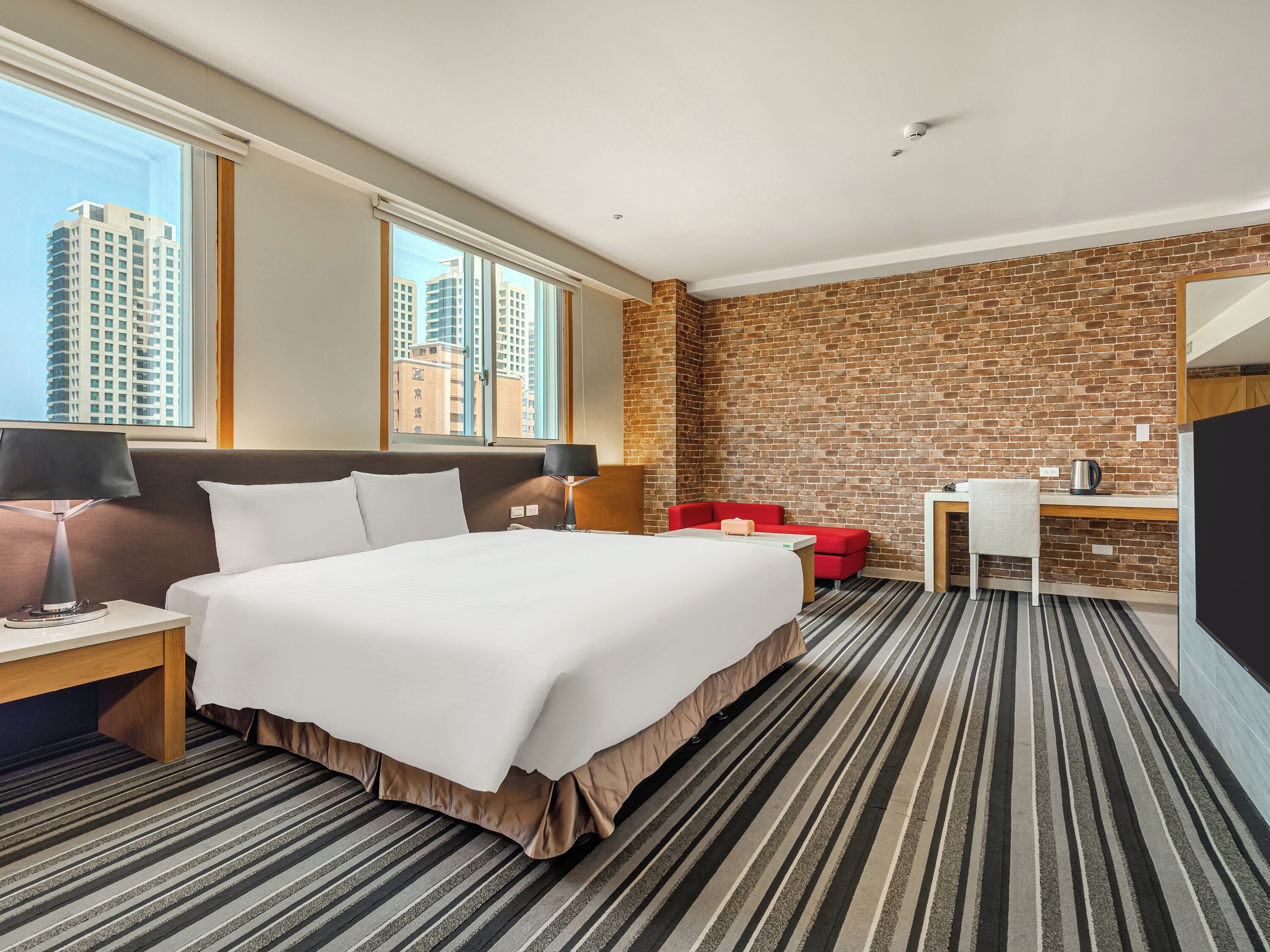 Deluxe Suite | Desk, laptop workspace, soundproofing, free WiFi