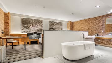 Suite Deluxe | Escritorio, espacio para trabajar con laptop y insonorización