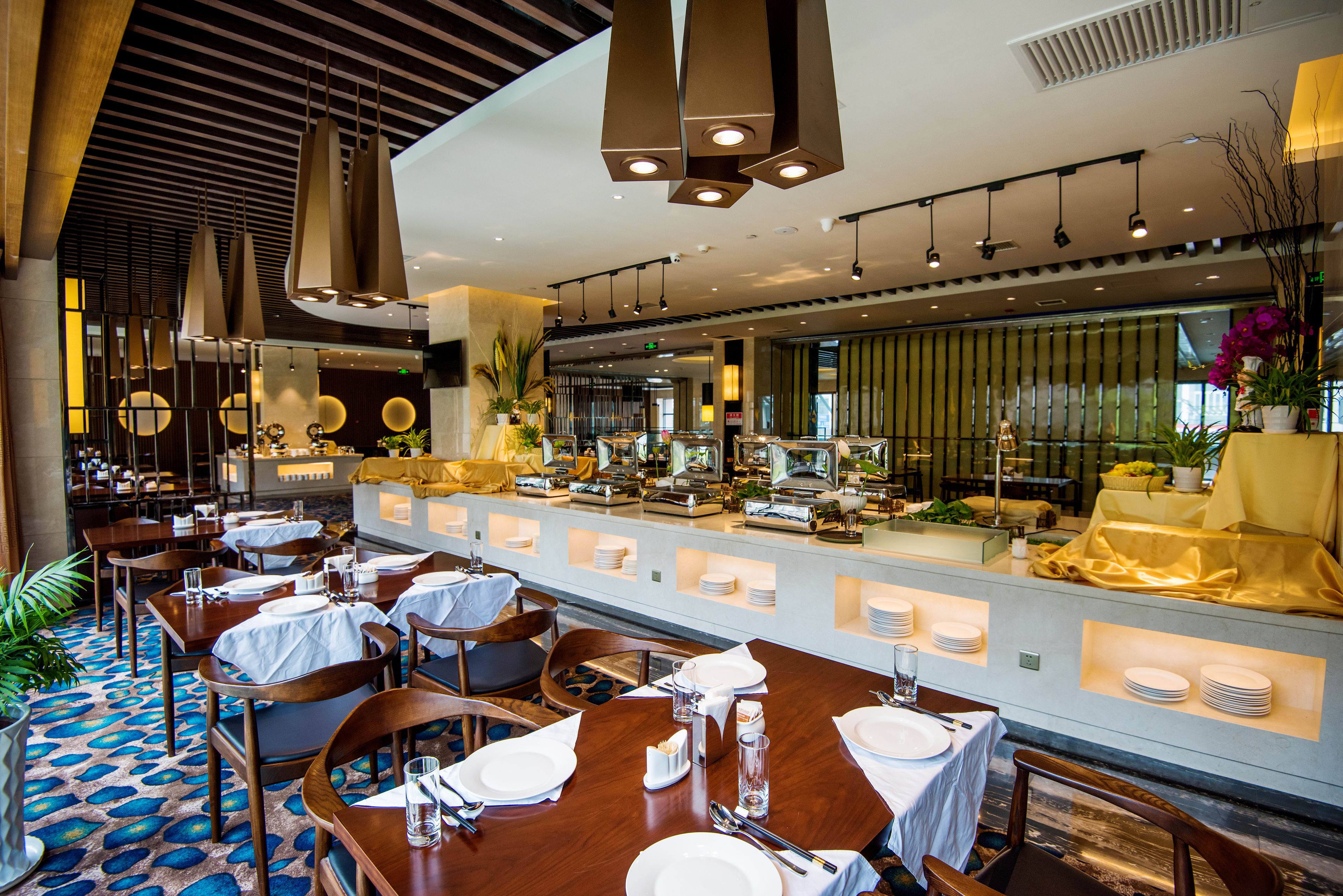 2 restaurantes; se sirve desayuno, almuerzo y cena; cocina china