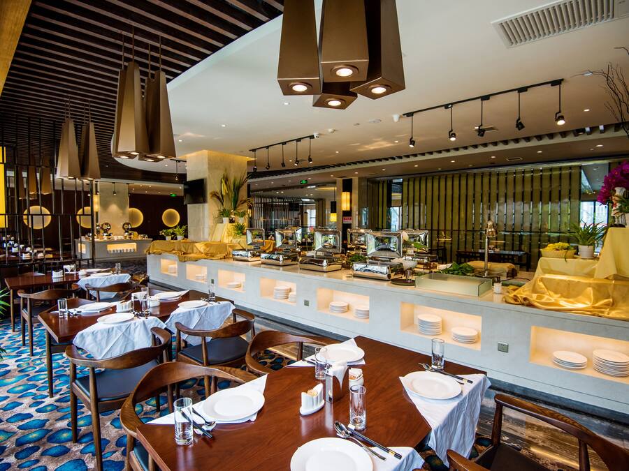 2 restaurantes, com serviço de café da manhã e almoço; culinária chinesa