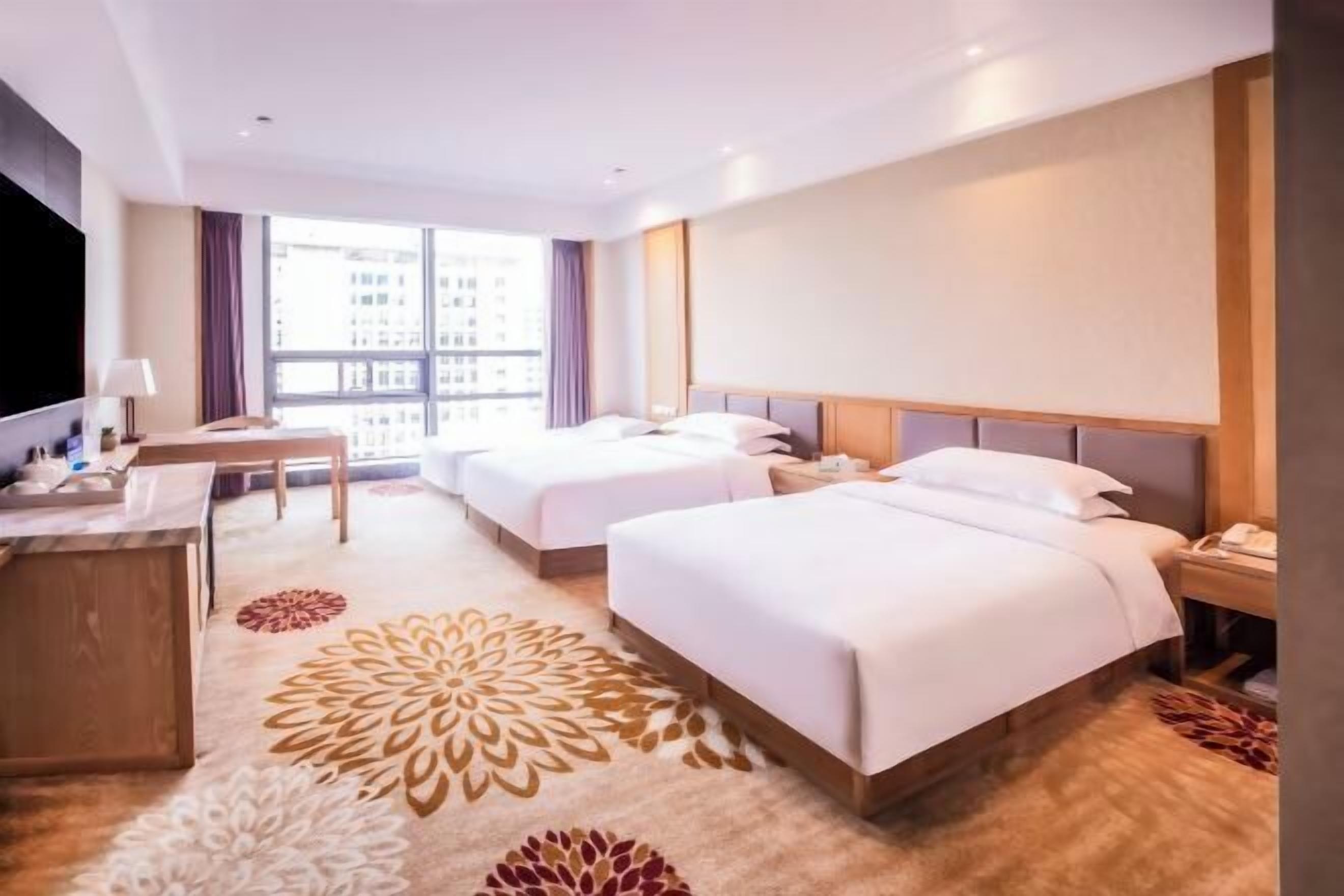 Una scrivania, tende oscuranti, insonorizzazione, Wi-Fi gratuito