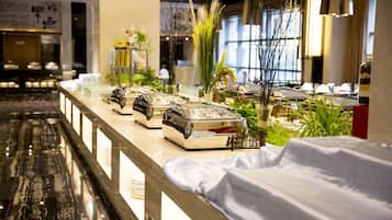 2 restaurantes; se sirven desayunos, almuerzos, cenas y cocina china