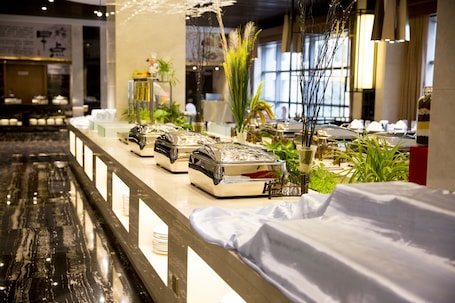 2 restaurantes, se sirven desayunos, comidas, cenas y cocina china