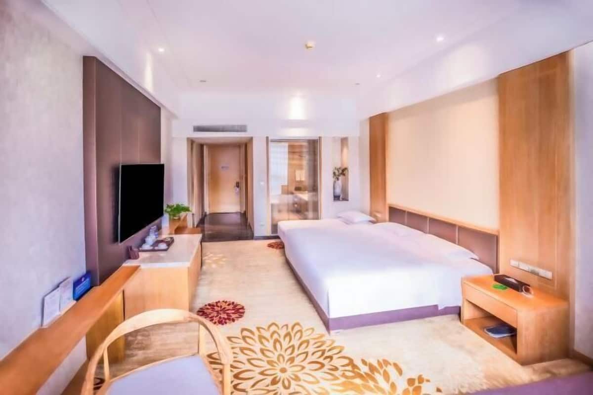 Desk, blackout curtains, soundproofing, free WiFi